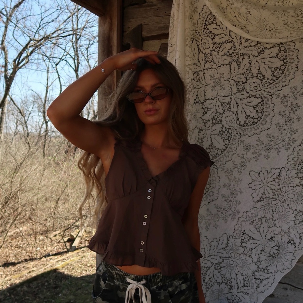 Women’s Brown Ruffled Button-Front Tank Blouse
